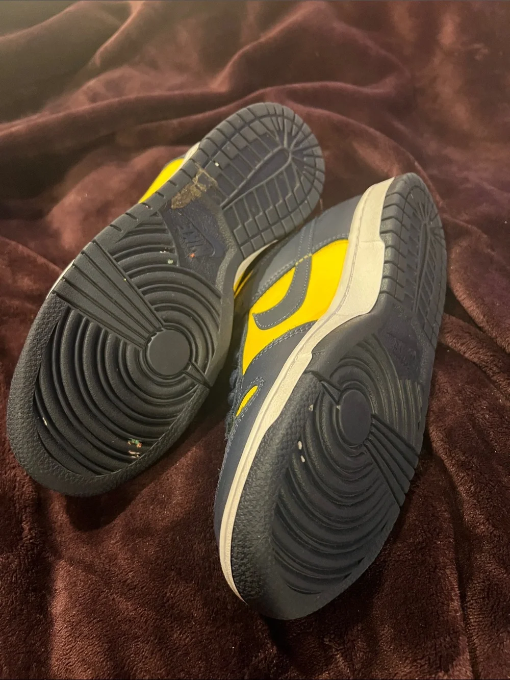 Nike Kids size 6 Michigan low-Top Sneakers in Yellow and Navy Blue